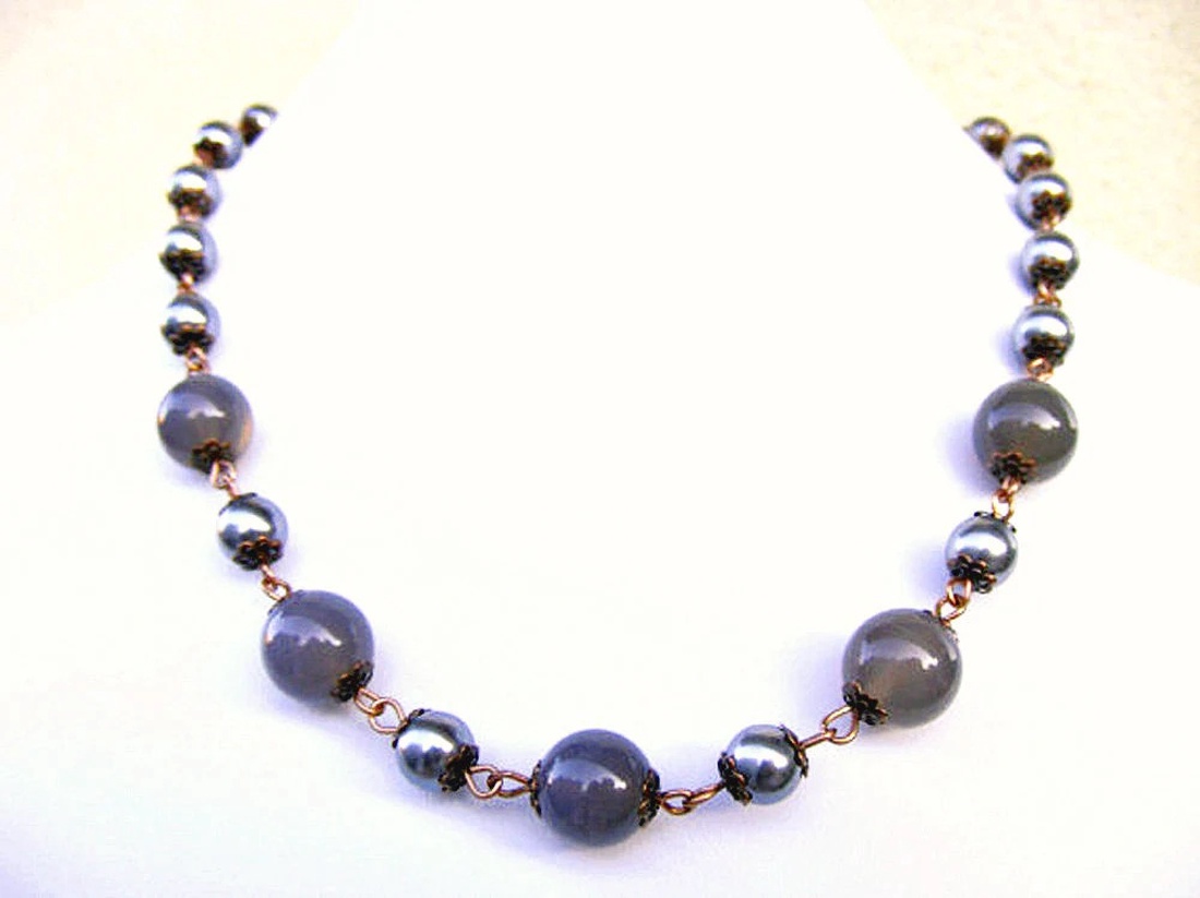 Colier agate gri si perle, colier din margele - bijuterii - coliere - coliere din pietre semiprețioase - Artynos.ro