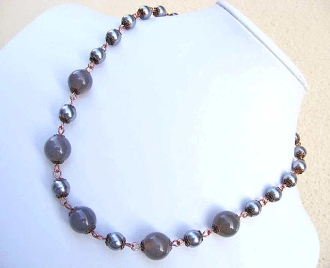 Colier agate gri si perle, colier din margele - bijuterii - coliere - coliere din pietre semiprețioase - Artynos.ro