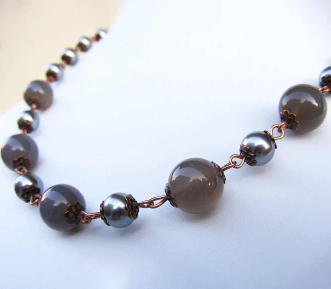 Colier agate gri si perle, colier din margele - bijuterii - coliere - coliere din pietre semiprețioase - Artynos.ro