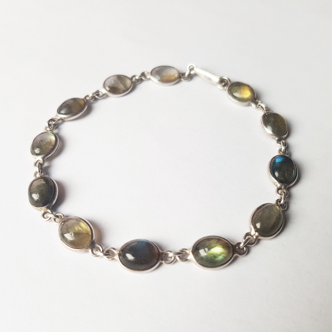 pietre semipretioase de rodonit, howlit alb si piatra soarelui neagra - bijuterii - brățări - brățări din argint - Artynos.ro