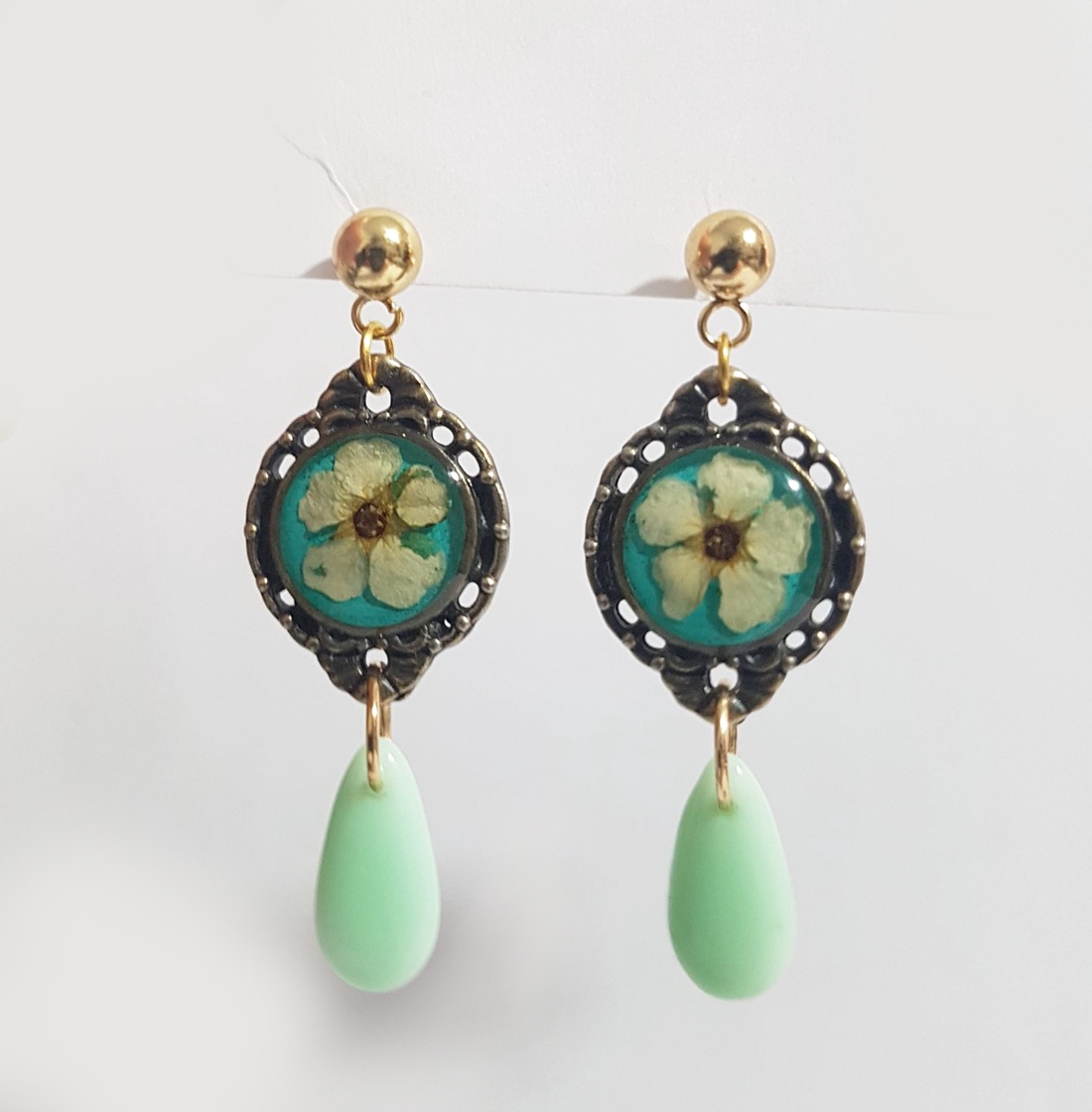 Cercei lungi cu flori albastre naturale cercei din rasina cercei moderni cercei cu albastrele cercei hippie  - bijuterii - cercei - cercei din rășină - Artynos.ro