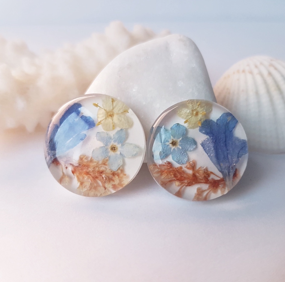 Cercei lungi cu flori albastre naturale cercei din rasina cercei moderni cercei cu albastrele cercei hippie  - bijuterii - cercei - cercei din rășină - Artynos.ro