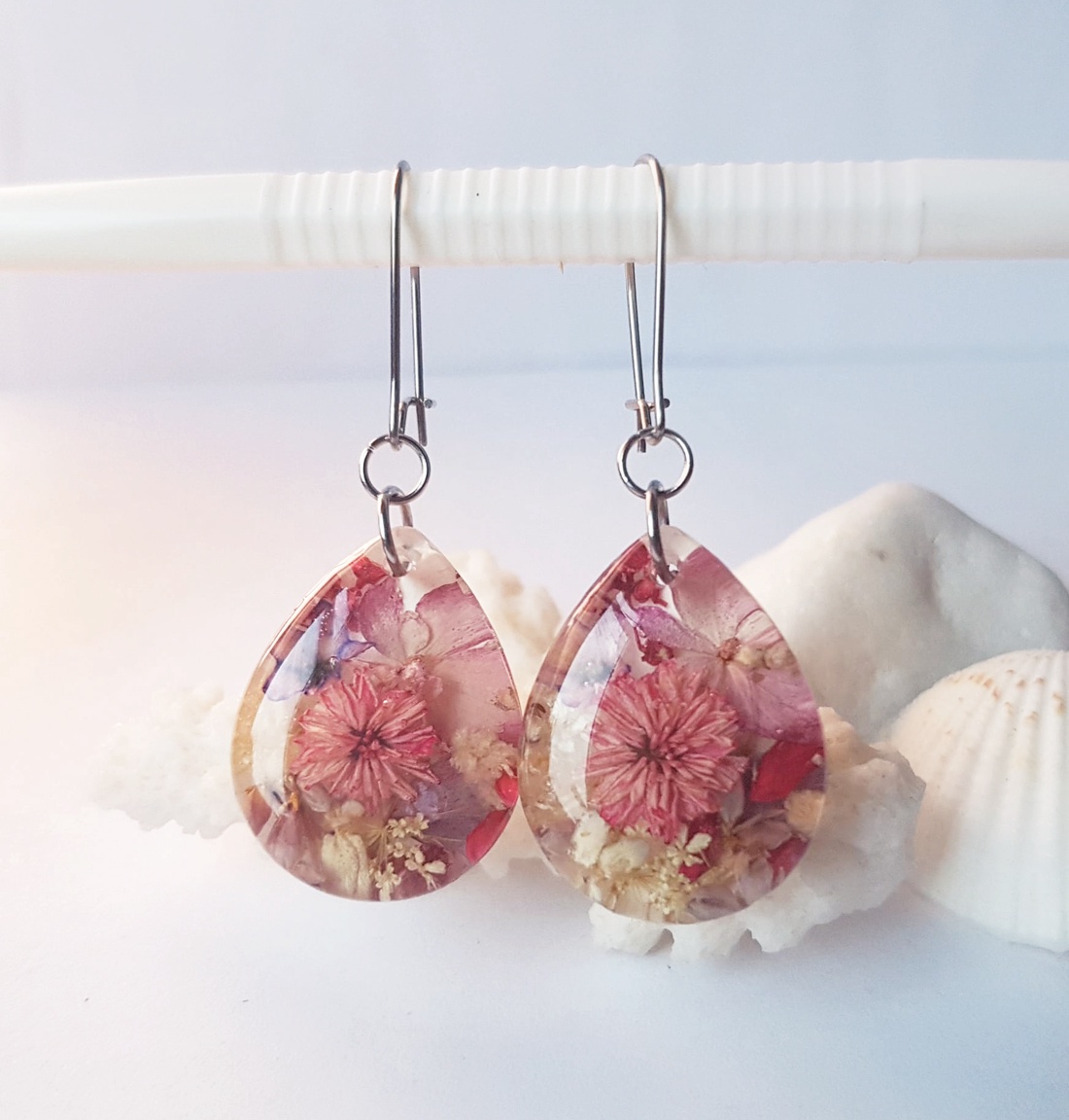 Cercei lungi cu flori albastre naturale cercei din rasina cercei moderni cercei cu albastrele cercei hippie  - bijuterii - cercei - cercei din rășină - Artynos.ro