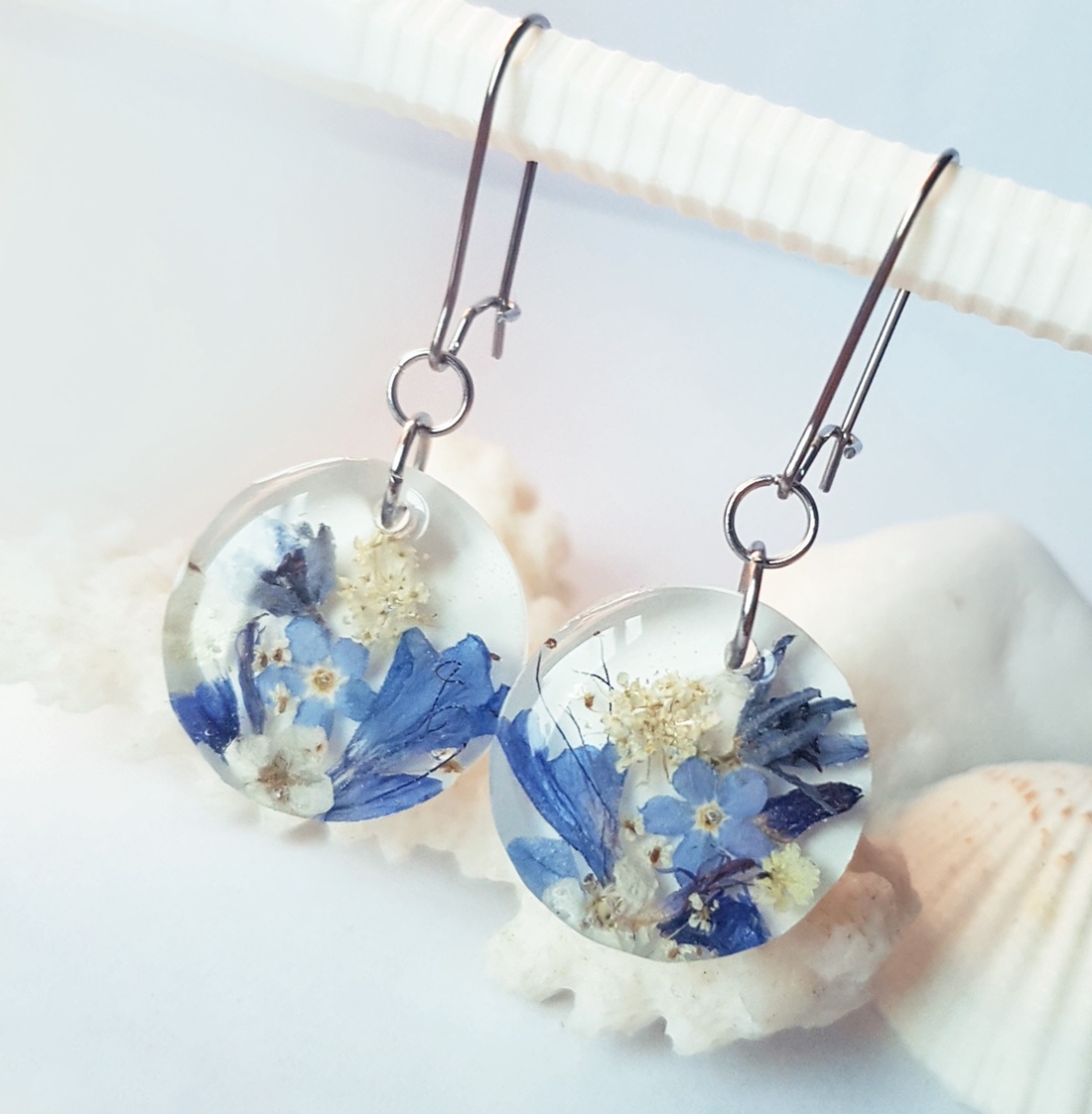 Cercei lungi cu flori albastre naturale cercei din rasina cercei moderni cercei cu albastrele cercei hippie  - bijuterii - cercei - cercei din rășină - Artynos.ro