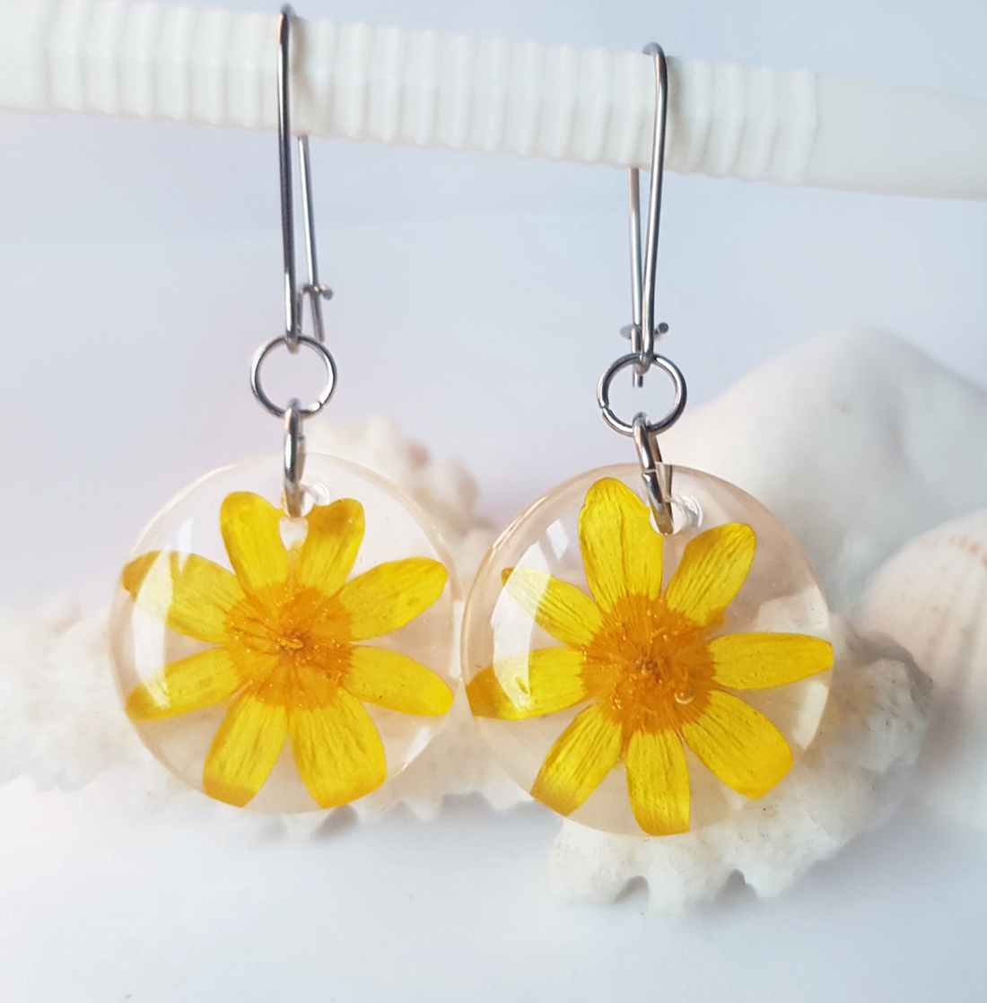 Cercei lungi cu flori galbene naturale cercei din rasina cercei moderni cercei cu albastrele cercei hippie  - bijuterii - cercei - cercei din rășină - Artynos.ro