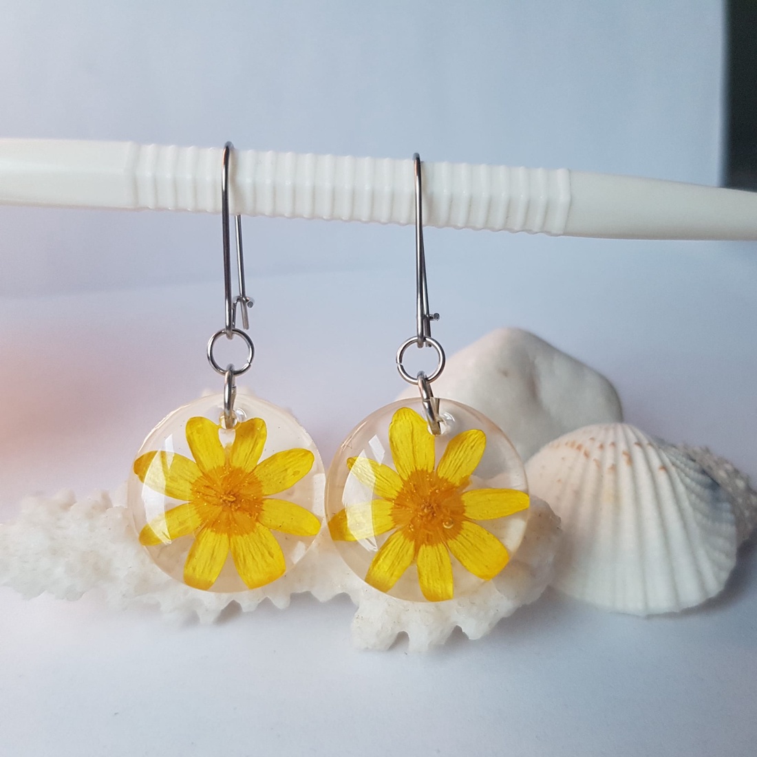 Cercei lungi cu flori galbene naturale cercei din rasina cercei moderni cercei cu albastrele cercei hippie  - bijuterii - cercei - cercei din rășină - Artynos.ro