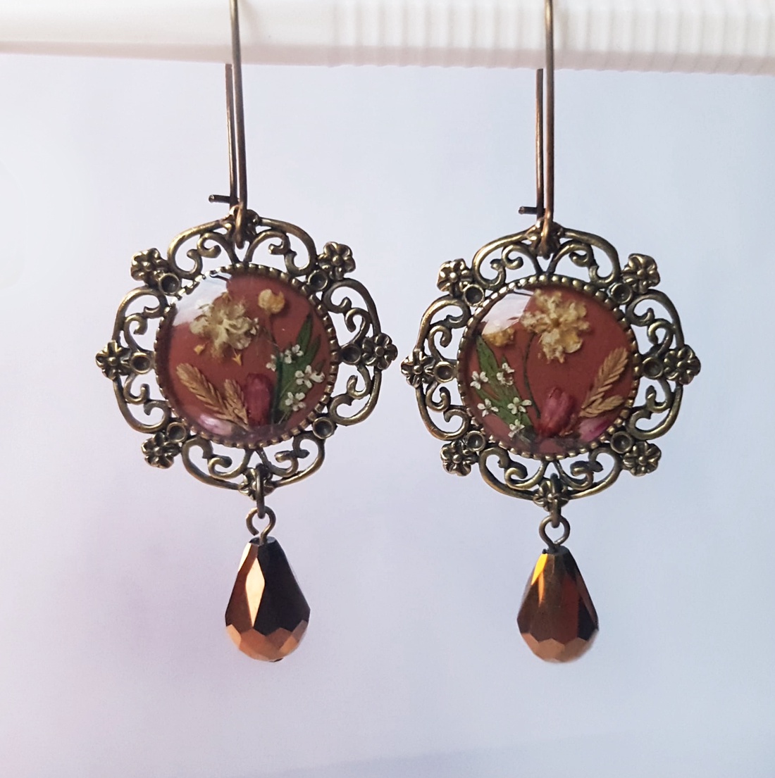 Cercei lungi cu flori galbene naturale cercei din rasina cercei moderni cercei cu albastrele cercei hippie  - bijuterii - cercei - cercei din rășină - Artynos.ro