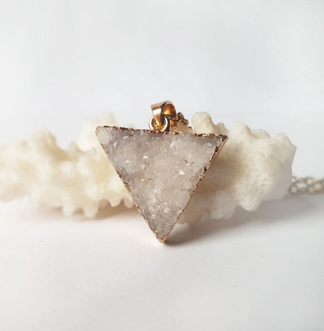Pandantiv triunghi piatra semipretioasa pandantiv piatra naturala colier alb pandantiv agata druzi bijuterie geometrica - bijuterii - coliere - pandative - Artynos.ro