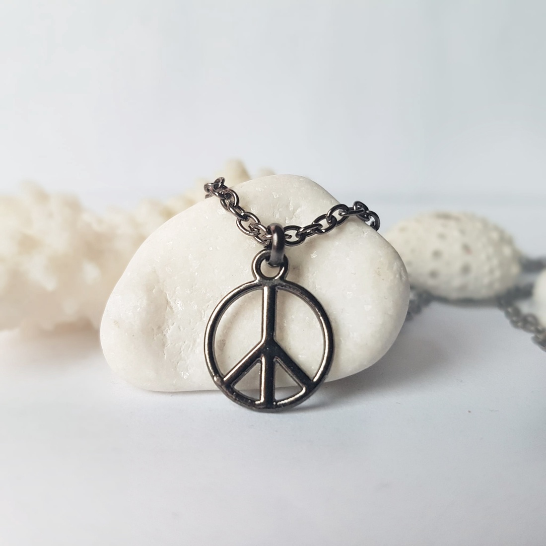 Pandantiv semnul pacii pandantiv negru pandantiv barbati cadou iubit cadou unisex pandantiv pace pandantiv minimalist - bijuterii - coliere - pandative - Artynos.ro