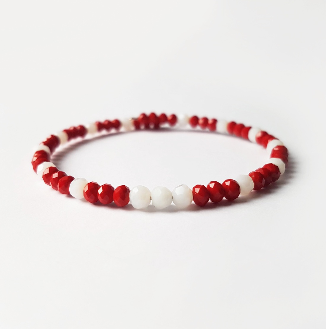 Bratara din cristale, bratara martisor, bratara cadou martie bratara alb rosu - bijuterii - brățări - brățări din mărgele - Artynos.ro