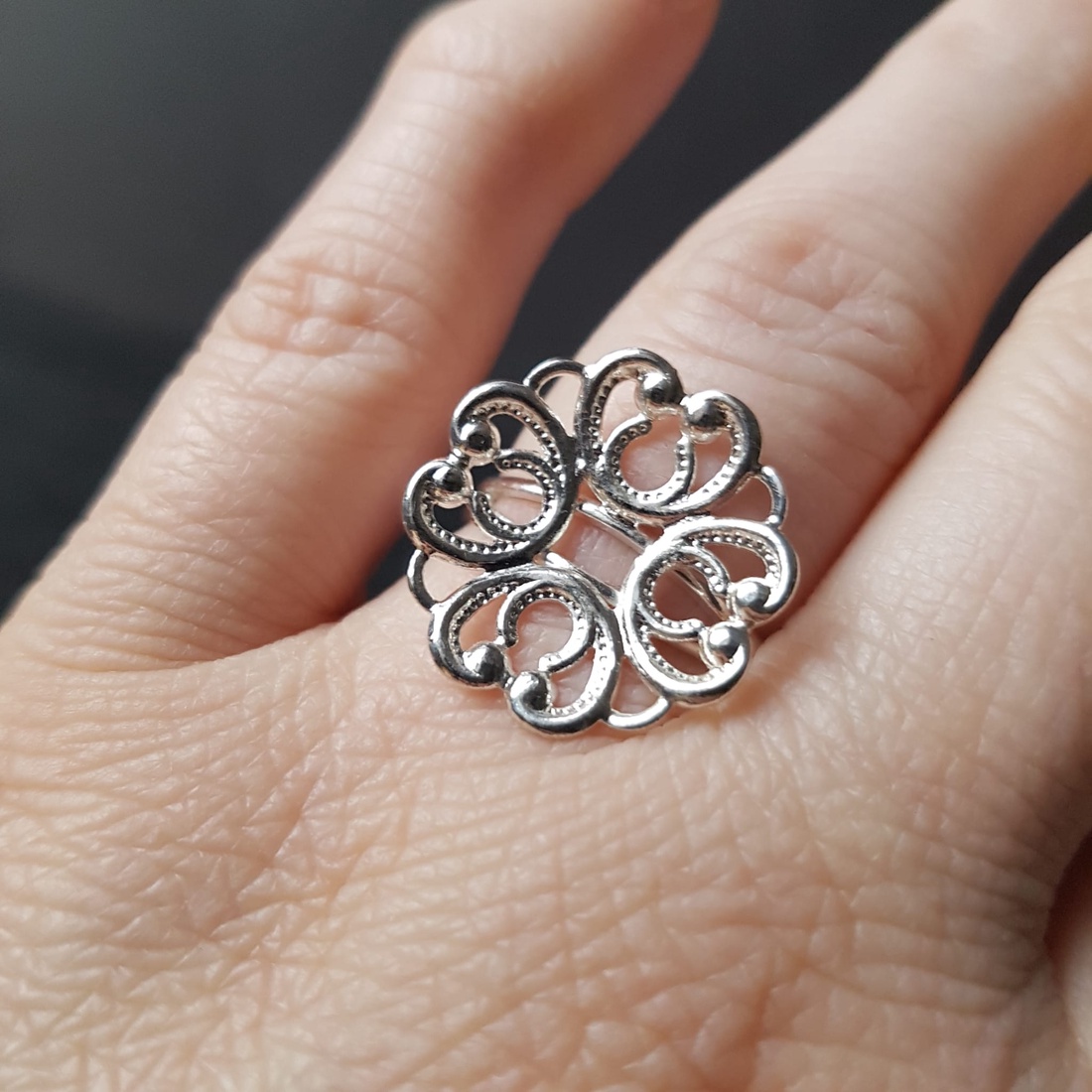 Inel din metal argintat, inel ajustabil, inel argintiu filigranat, inel statement reglabil - bijuterii - inele - inele statement - Artynos.ro