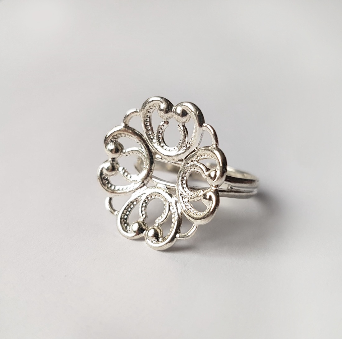 Inel din metal argintat, inel ajustabil, inel argintiu filigranat, inel statement reglabil - bijuterii - inele - inele statement - Artynos.ro