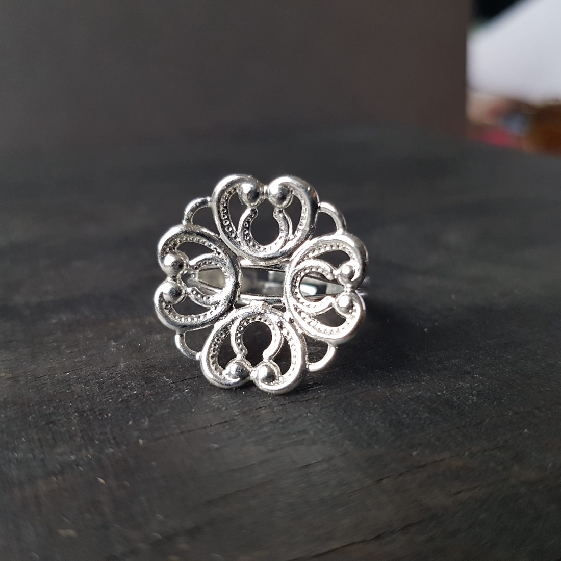 Inel din metal argintat, inel ajustabil, inel argintiu filigranat, inel statement reglabil - bijuterii - inele - inele statement - Artynos.ro