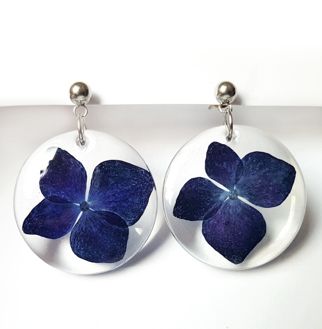 Cercei cu flori naturale cercei hoops rotunzi cercei moderni cercei cu flori hortensii Cadou martie ziua femeii martisor - bijuterii - cercei - cercei hoops - Artynos.ro