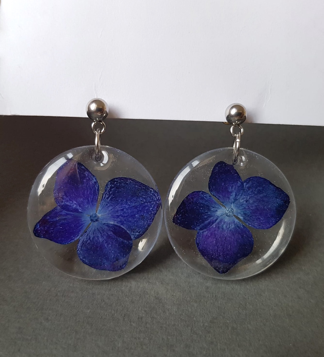 Cercei cu flori naturale cercei hoops rotunzi cercei moderni cercei cu flori hortensii Cadou martie ziua femeii martisor - bijuterii - cercei - cercei hoops - Artynos.ro