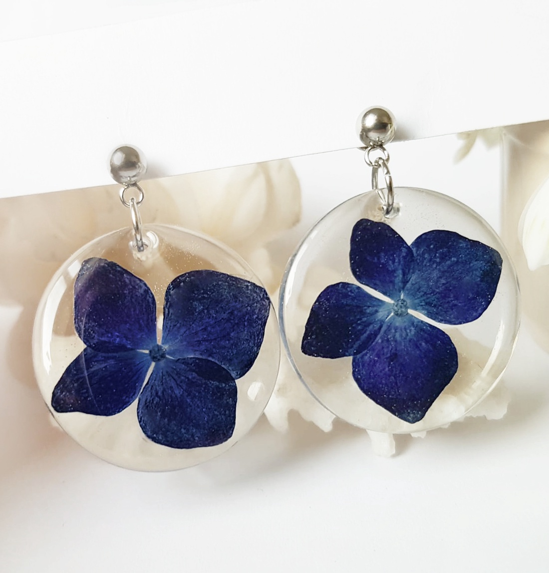 Cercei cu flori naturale cercei hoops rotunzi cercei moderni cercei cu flori hortensii Cadou martie ziua femeii martisor - bijuterii - cercei - cercei hoops - Artynos.ro