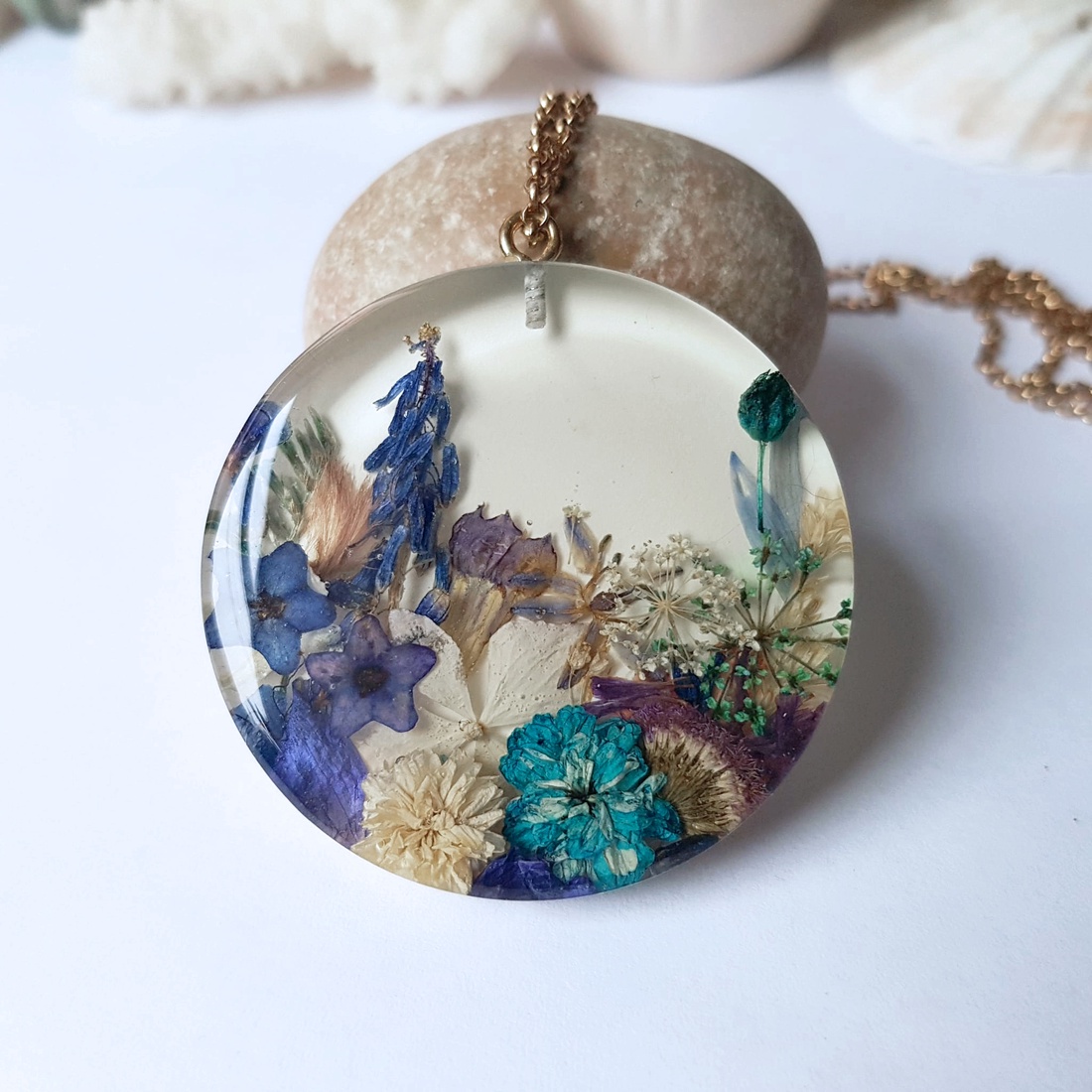 Colier flori handmade Pandantiv unicat din rasina flori naturale albastre colier cadou femeie iubita martie martisor - bijuterii - coliere - pandative - Artynos.ro