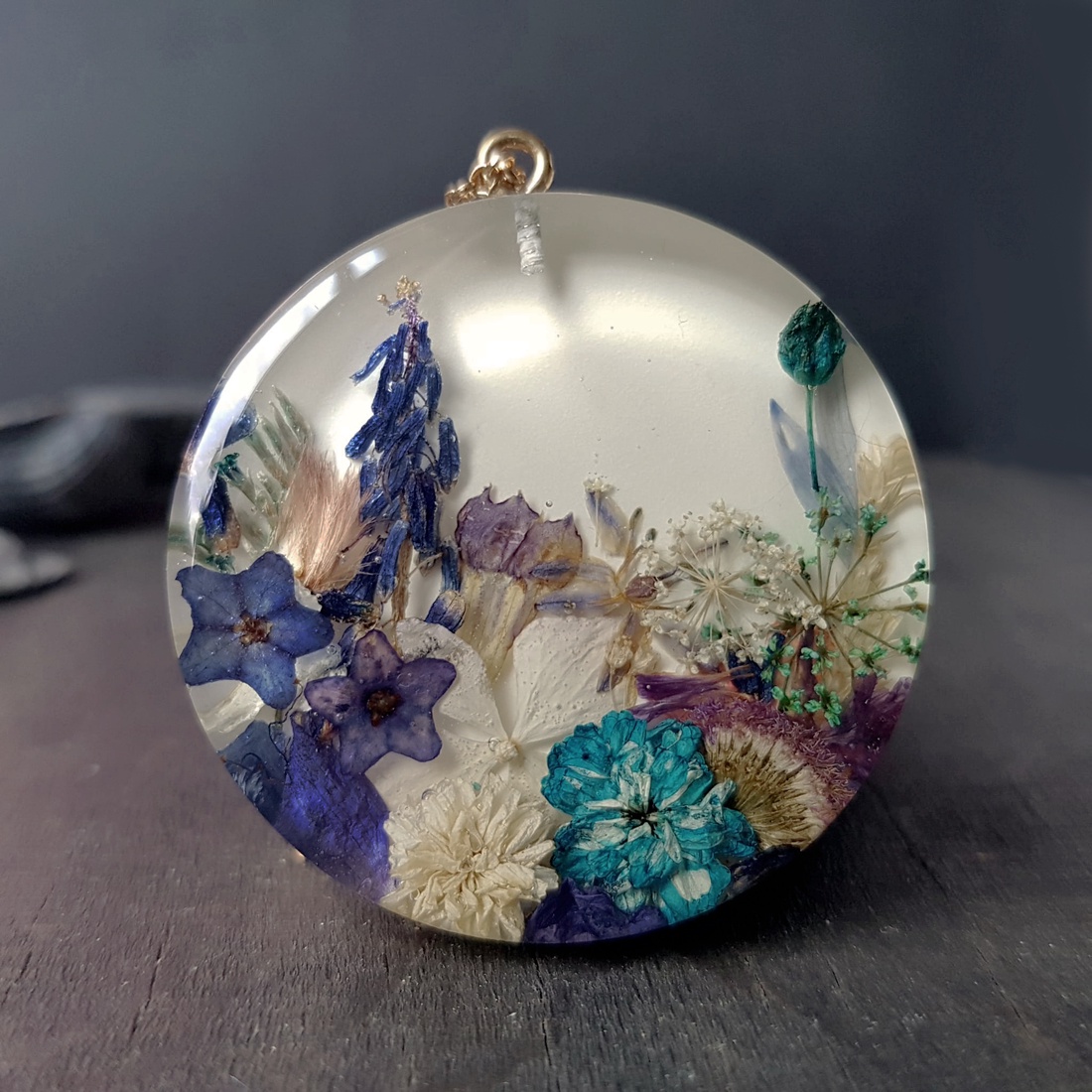 Colier flori handmade Pandantiv unicat din rasina flori naturale albastre colier cadou femeie iubita martie martisor - bijuterii - coliere - pandative - Artynos.ro