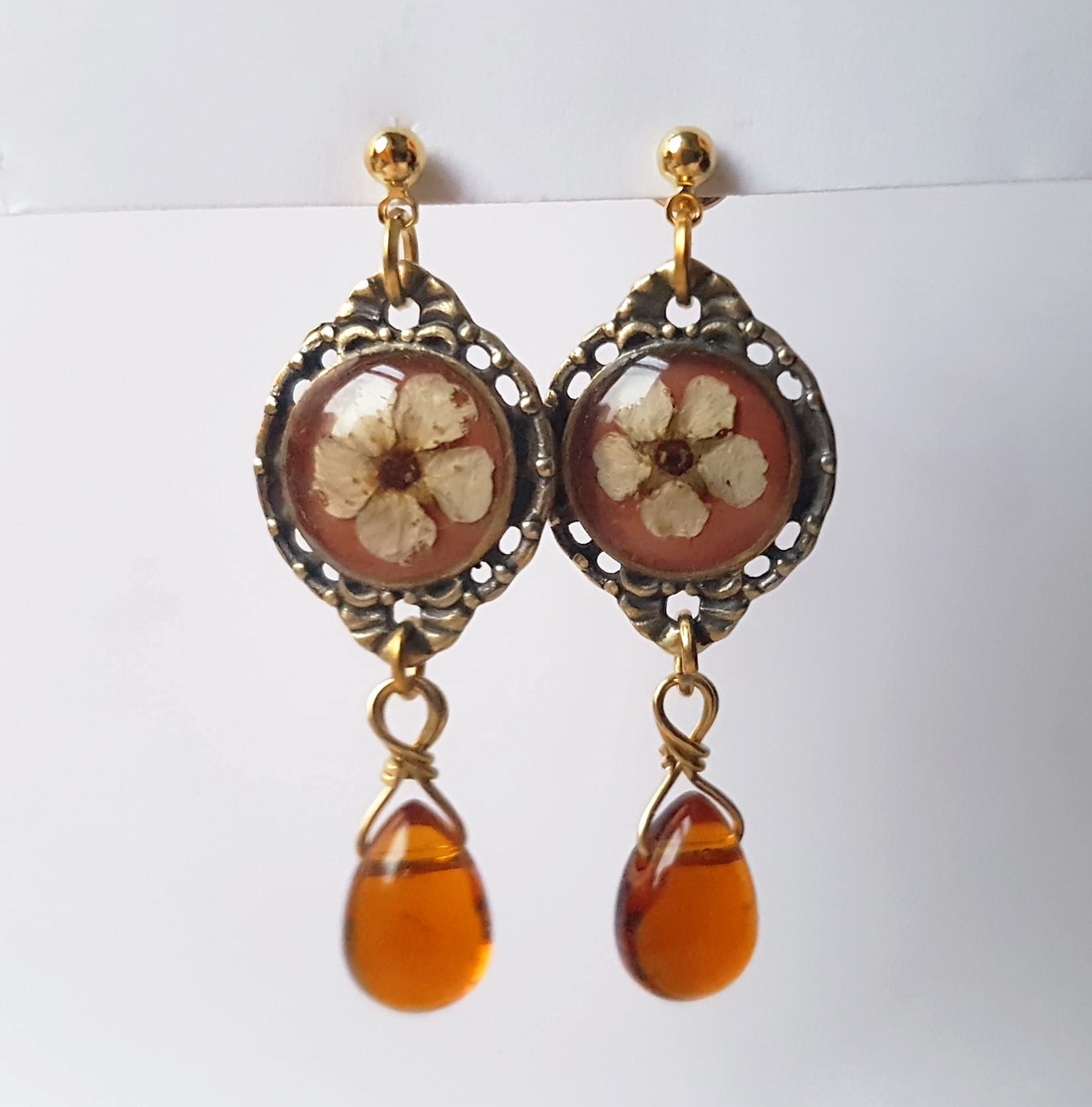 Cercei lungi cu flori albe naturale cercei caramizii cercei moderni cadou sotie iubita mama martie martisor ziua mamei - bijuterii - cercei - cercei din rășină - Artynos.ro