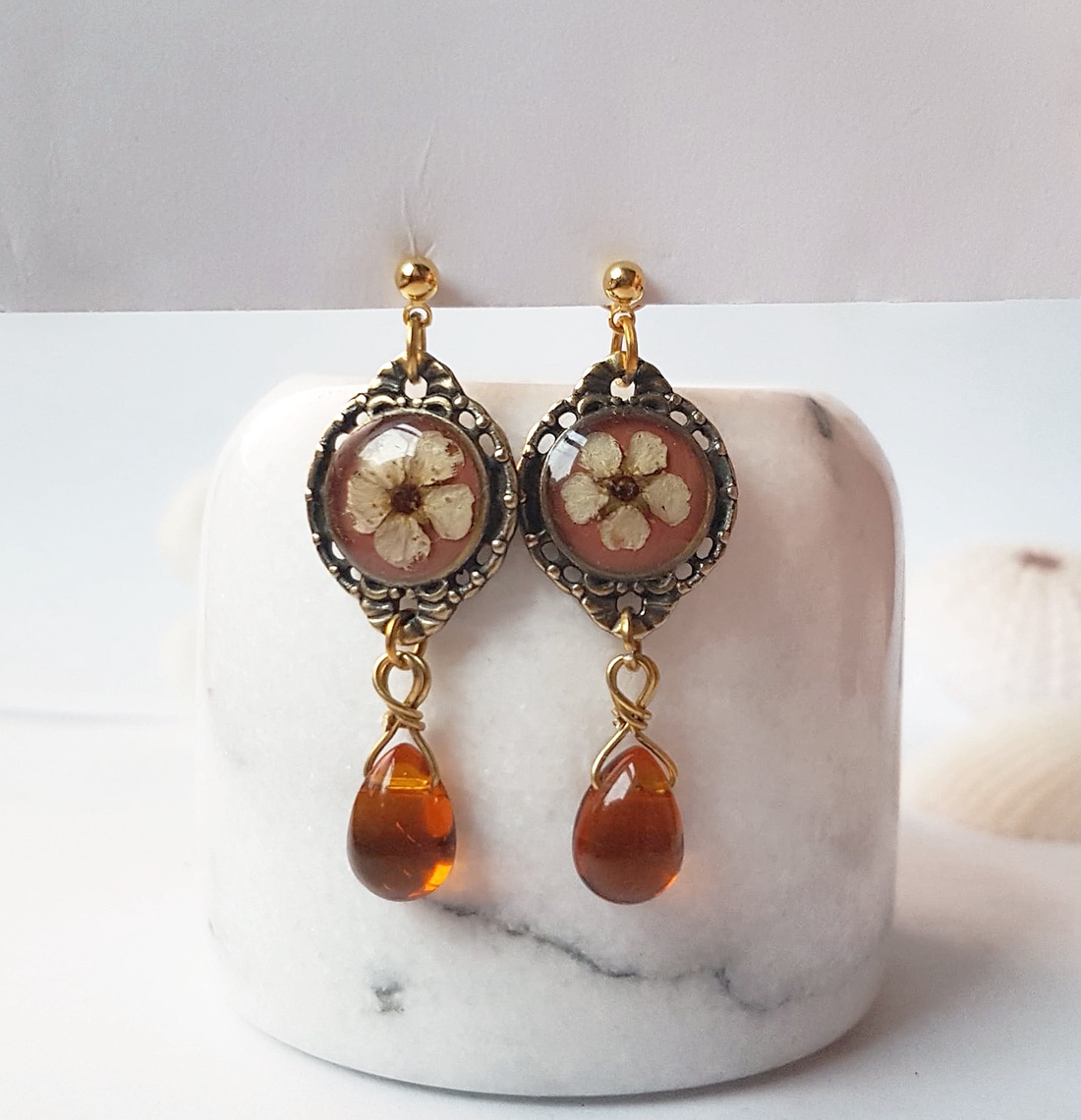 Cercei lungi cu flori albe naturale cercei caramizii cercei moderni cadou sotie iubita mama martie martisor ziua mamei - bijuterii - cercei - cercei din rășină - Artynos.ro