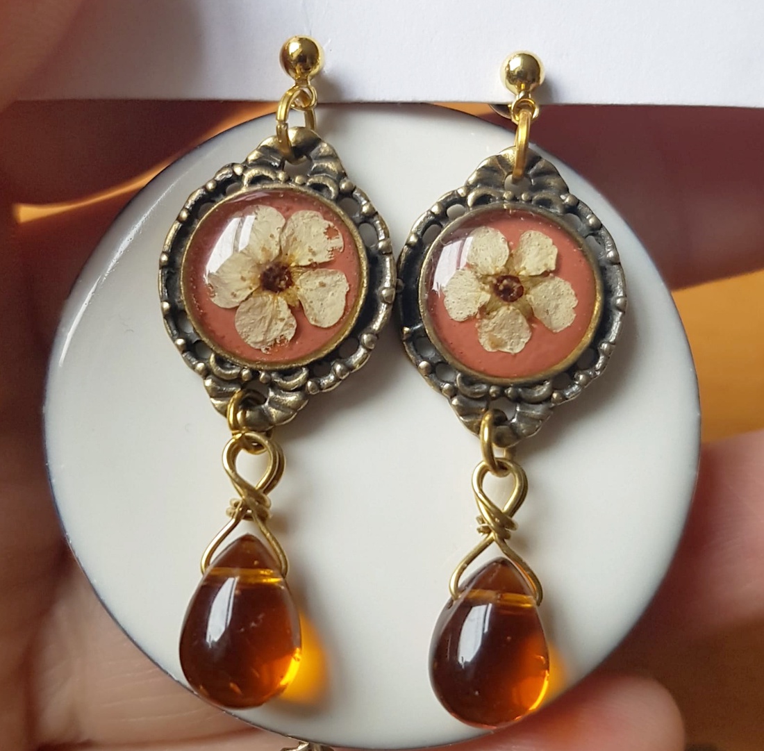 Cercei lungi cu flori albe naturale cercei caramizii cercei moderni cadou sotie iubita mama martie martisor ziua mamei - bijuterii - cercei - cercei din rășină - Artynos.ro