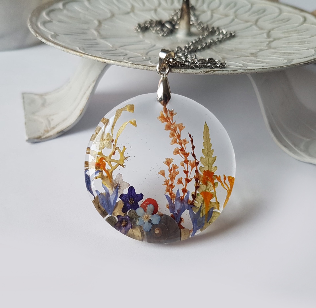 Colier flori handmade Pandantiv unicat din rasina flori naturale buchet flori colier flori presat cadou femeie iubita - bijuterii - coliere - pandative - Artynos.ro