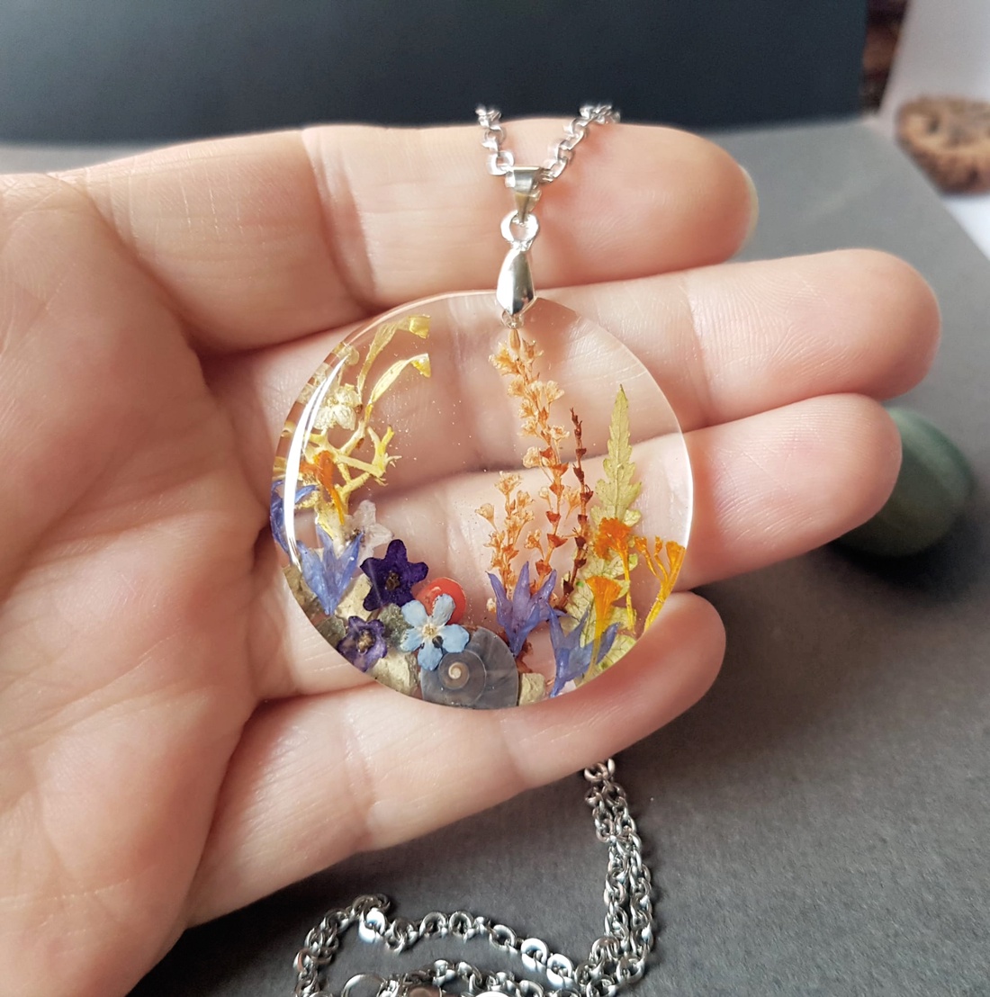 Colier flori handmade Pandantiv unicat din rasina flori naturale buchet flori colier flori presat cadou femeie iubita - bijuterii - coliere - pandative - Artynos.ro