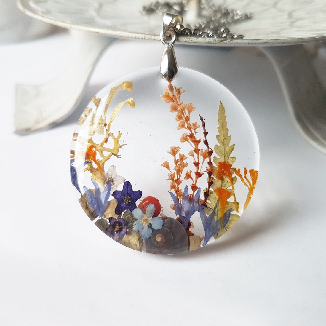 Colier flori handmade Pandantiv unicat din rasina flori naturale buchet flori colier flori presat cadou femeie iubita - bijuterii - coliere - pandative - Artynos.ro