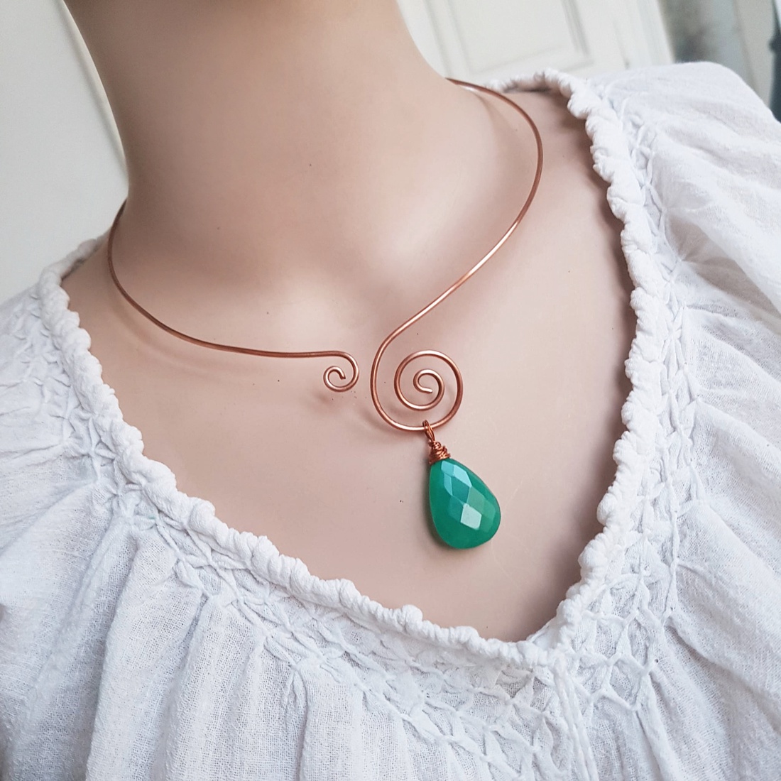 Colier cu pandantiv din cupru Pandantiv onix verde colier minimalist spirala choker la baza gatului cadou martisor sotie - bijuterii - coliere - chockere - Artynos.ro