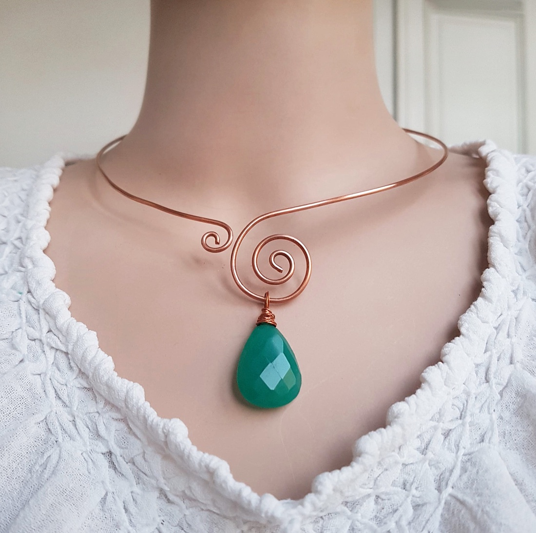 Colier cu pandantiv din cupru Pandantiv onix verde colier minimalist spirala choker la baza gatului cadou martisor sotie - bijuterii - coliere - chockere - Artynos.ro