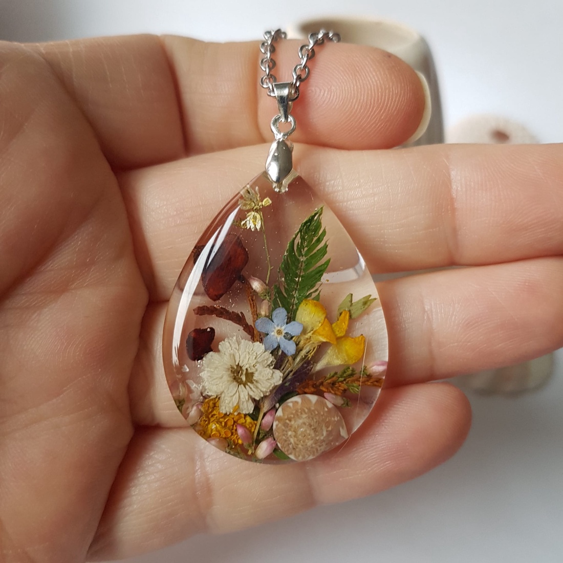 Pandantiv rasina Colier handmade Pandantiv lacrima buchet flori naturale Pandantiv terarium cadou mama pandantiv ocazie - bijuterii - coliere - pandative - Artynos.ro