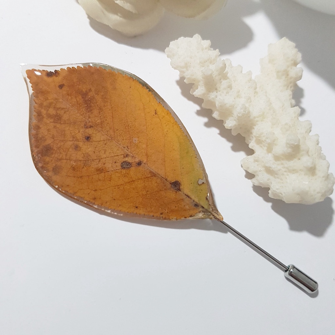 Brosa din frunza de cires brosa rasina Cadou iubitoare natura padure  inedit mama iubita craciun secret santa toamna - bijuterii - broșe - Artynos.ro