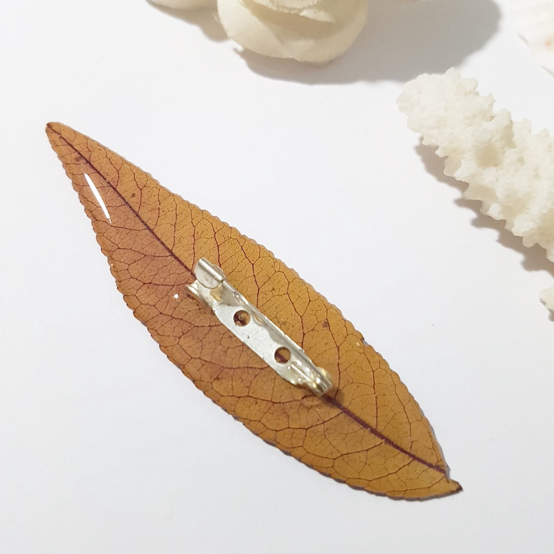 Brosa din frunza naturala brosa din rasina Cadou iubitoare natura padure cadou inedit toamna secret santa craciun - bijuterii - broșe - Artynos.ro