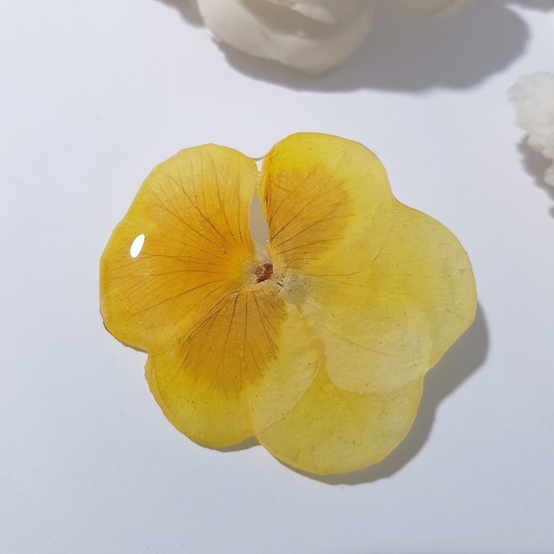 Brosa din floare panseluta brosa galbena rasina Cadou iubitoare natura padure cadou inedit toamna secret santa craciun - bijuterii - broșe - Artynos.ro