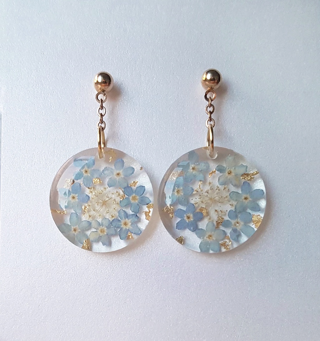 Cercei lungi cu flori albastre naturale cercei din rasina cercei moderni cercei cu flori de nu-ma-uita cercei hippie  - bijuterii - cercei - cercei din rășină - Artynos.ro