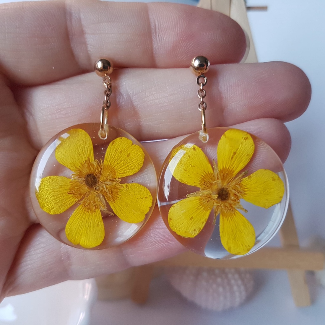 Cercei lungi cu flori galbene naturale cercei din rasina cercei moderni cercei cu albastrele cercei hippie  - bijuterii - cercei - cercei din rășină - Artynos.ro