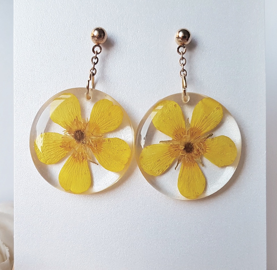 Cercei lungi cu flori galbene naturale cercei din rasina cercei moderni cercei cu albastrele cercei hippie  - bijuterii - cercei - cercei din rășină - Artynos.ro