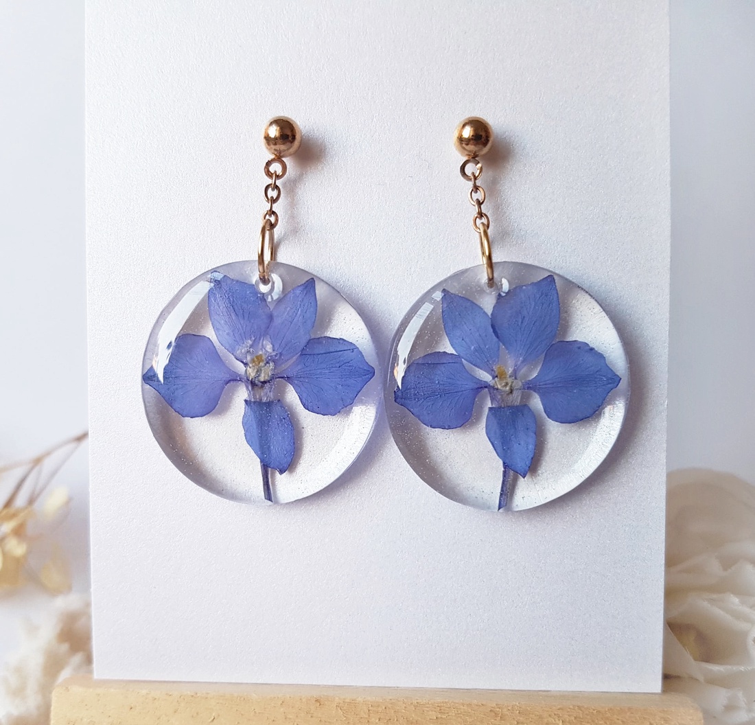 Cercei lungi cu flori albastre violete cercei din rasina cercei moderni cercei cu albastrele cercei hippie  - bijuterii - cercei - cercei din rășină - Artynos.ro
