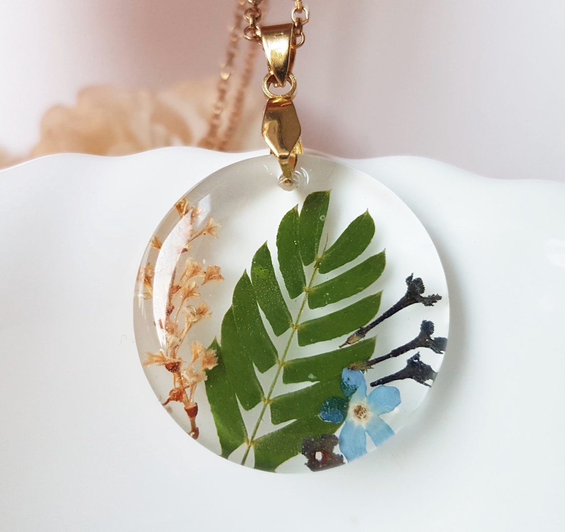 Colier handmade Pandantiv rasina buchet flori naturale Pandantiv terarium cadou inedit pandantiv ocazie - bijuterii - coliere - pandative - Artynos.ro