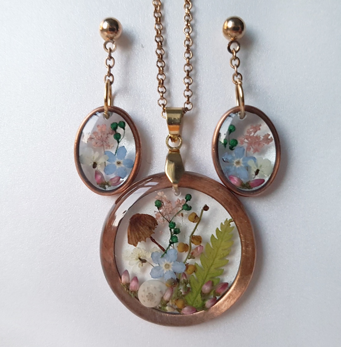 Set de bijuterii din rasina cu flori naturale, Set bijuterii mireasa traditionala, set pandantiv si cercei cadou craciun - bijuterii - seturi de bijuterii - Artynos.ro