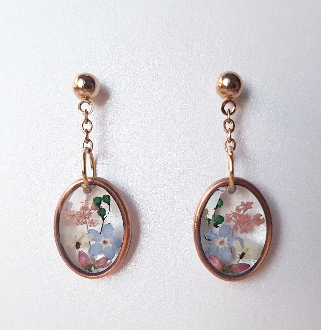 Cercei lungi cu flori albastre violete cercei din rasina cercei moderni cercei cu albastrele cercei hippie  - bijuterii - cercei - cercei din rășină - Artynos.ro