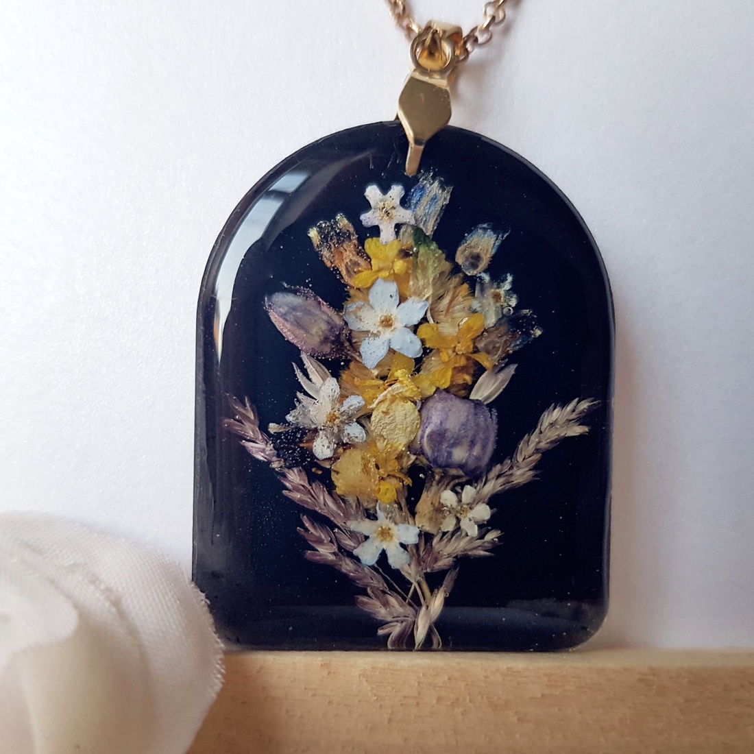 Colier flori handmade Pandantiv vintage din rasina flori naturale buchet flori colier flori presat cadou femeie iubita - bijuterii - coliere - pandative - Artynos.ro