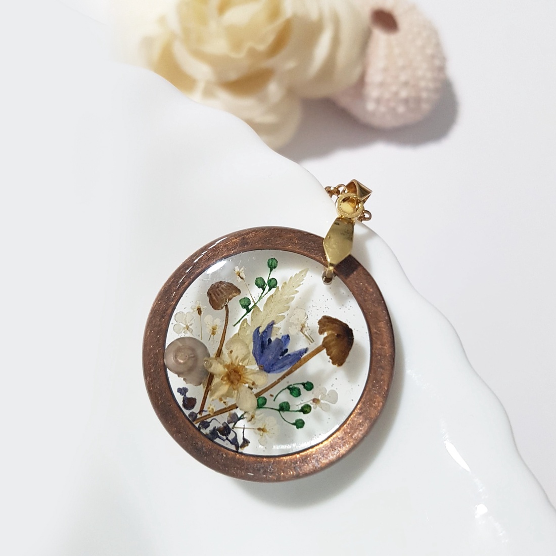 Colier handmade Pandantiv rasina buchet flori naturale Pandantiv terarium cadou inedit pandantiv ocazie - bijuterii - coliere - pandative - Artynos.ro