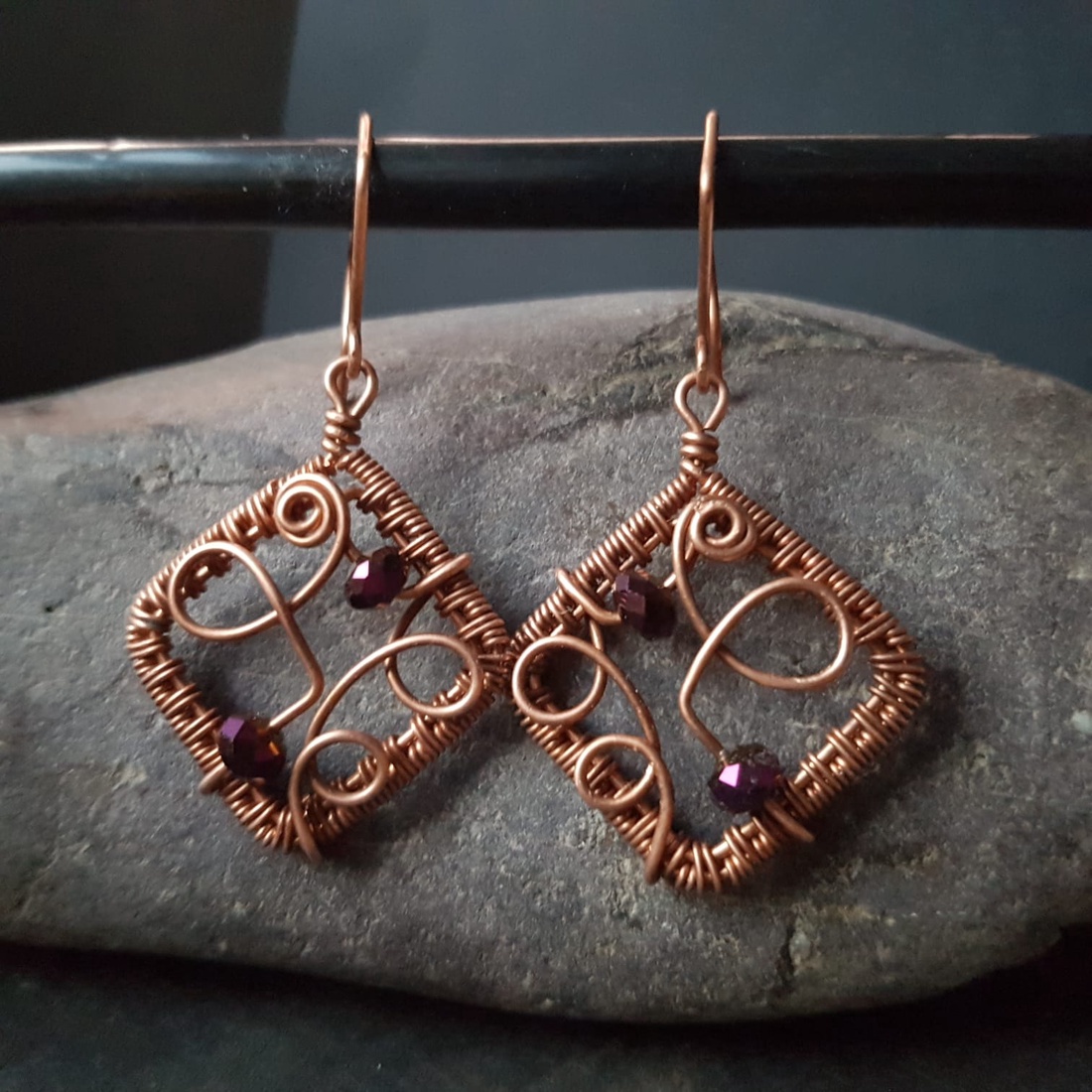 Cercei boemi artizanali cercei din sarma cupru cercei cu pietre semipretioase verzi cercei atarnatori bijuterii handmade - bijuterii - cercei - cercei hoops - Artynos.ro