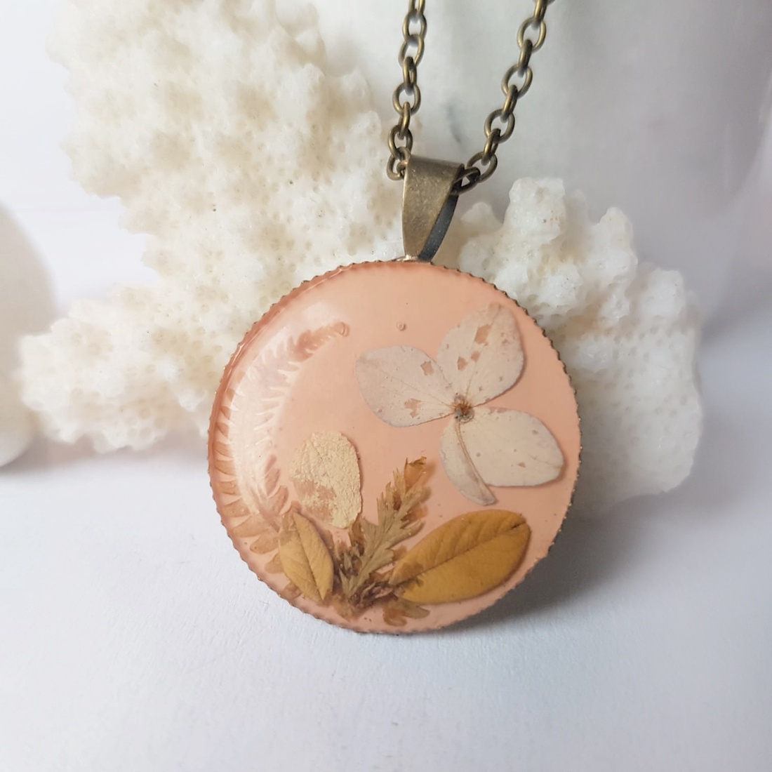 Colier handmade Pandantiv rasina buchet flori naturale Pandantiv terarium cadou inedit pandantiv ocazie - bijuterii - coliere - pandative - Artynos.ro