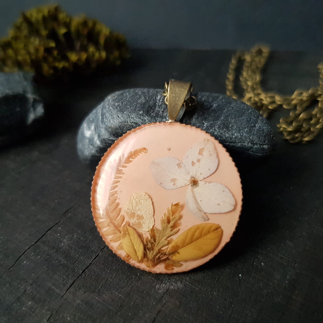 Colier handmade Pandantiv rasina buchet flori naturale Pandantiv terarium cadou inedit pandantiv ocazie - bijuterii - coliere - pandative - Artynos.ro