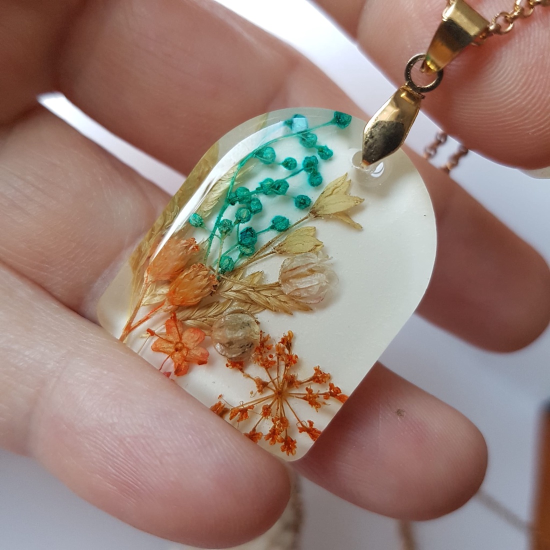 Colier flori handmade Pandantiv vintage din rasina flori naturale buchet flori colier flori presat cadou femeie iubita - bijuterii - coliere - pandative - Artynos.ro