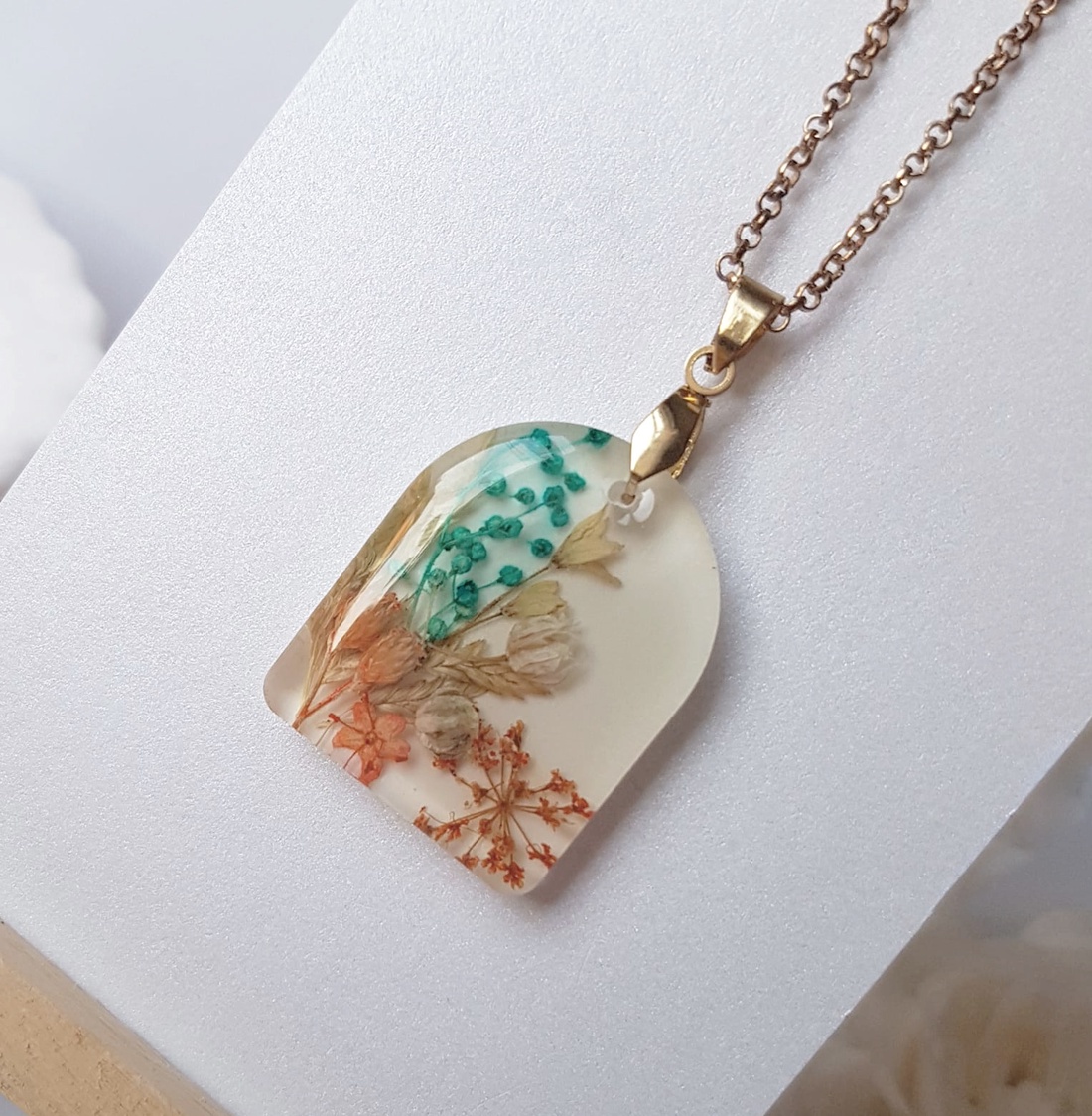 Colier flori handmade Pandantiv vintage din rasina flori naturale buchet flori colier flori presat cadou femeie iubita - bijuterii - coliere - pandative - Artynos.ro