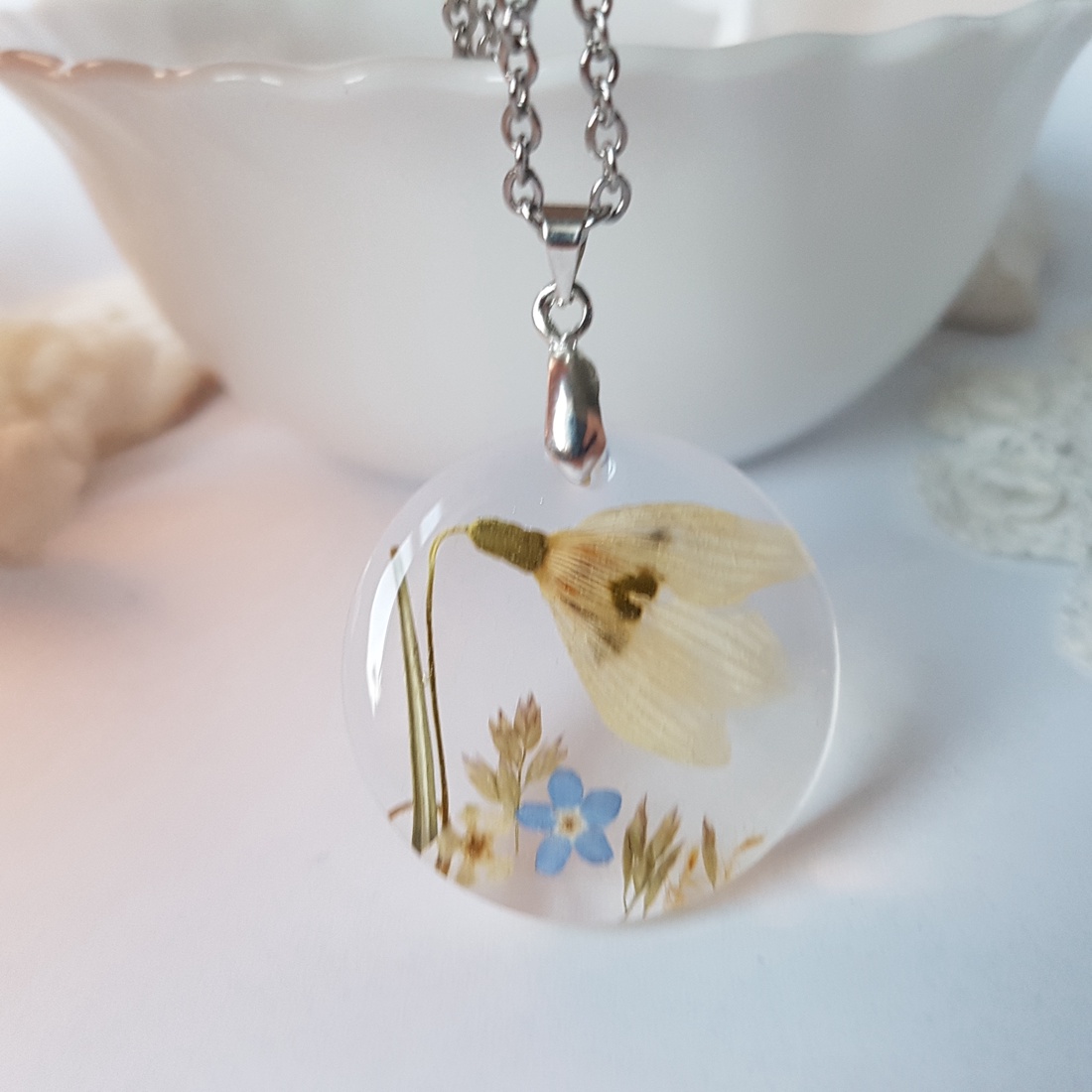 Colier unicat handmade Pandantiv flori naturale primavara Pandantiv ghiocel si albastre medalion botanic cadou Craciun - bijuterii - coliere - pandative - Artynos.ro