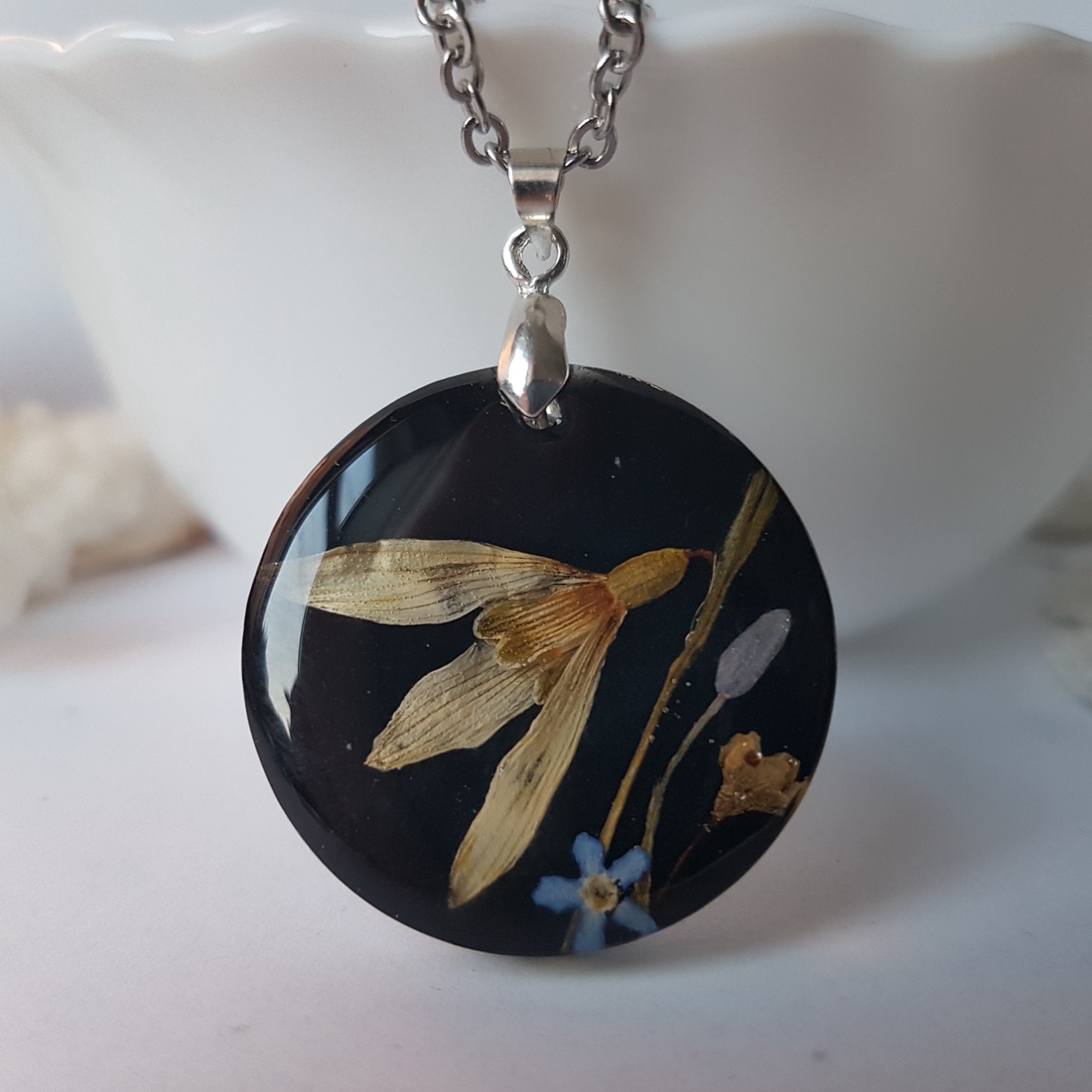 Colier unicat handmade Pandantiv flori naturale primavara Pandantiv ghiocel si albastre medalion botanic cadou Craciun - bijuterii - coliere - pandative - Artynos.ro